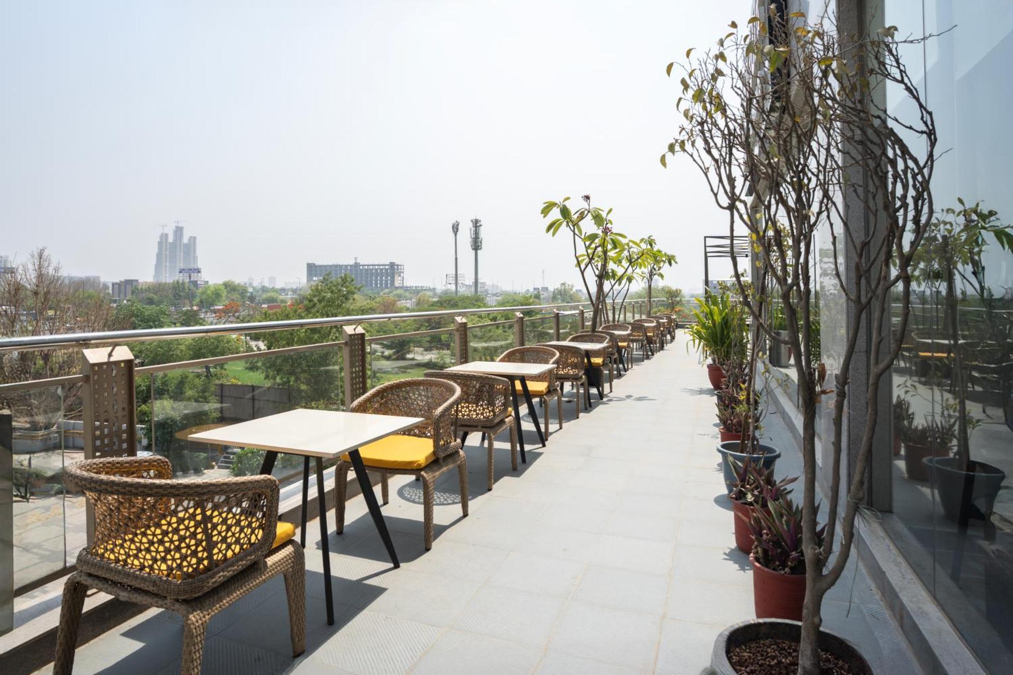 Ar Suites Klj Square Gurgaon Esterno foto
